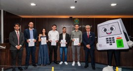 Dos novos servidores, quatro atuarão na área de Tecnologia da Informação (TI) e um na área de Co...