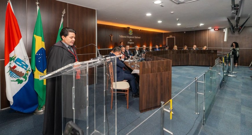 A solenidade foi conduzida pelo presidente do Tribunal, desembargador Alcides Gusmão da Silva, e...