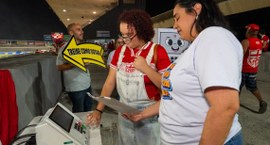 Antes do jogo, a Pilili, mascote das Eleições 2026, recepcionou os torcedores que chegavam ao es...