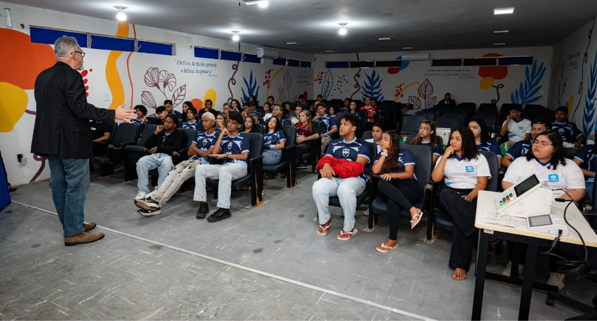 A programação teve início com palestra para 120 estudantes do Ensino Médio