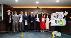 A posse foi realizada pelo presidente do Tribunal, desembargador Alcides Gusmão da Silva, na pre...