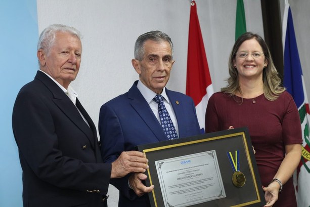 Diretor da EJE do TRE/AL é homenageado com comenda Cônego Teófanes Barros Diretor da EJE do TRE/AL é homenageado com comenda Cônego Teófanes Barros