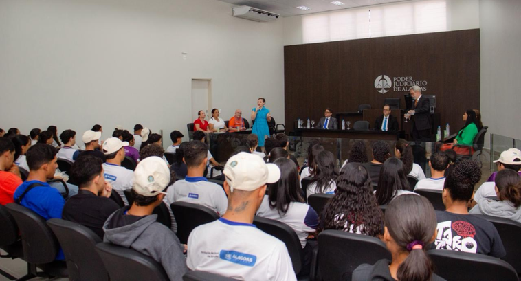 Jovem eleitor: estudantes de Major Isidoro participam de palestra sobre democracia Jovem eleitor: estudantes de Major Isidoro participam de palestra sobre democracia