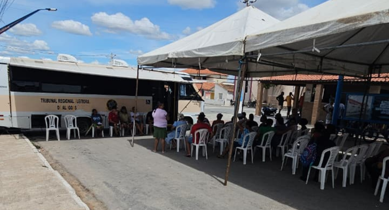 Ônibus do TRE atende mais de 500 pessoas em Pariconha
