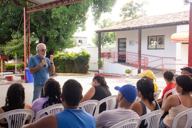 Ônibus do TRE participa de ação com atendimentos e palestra na Pestalozzi