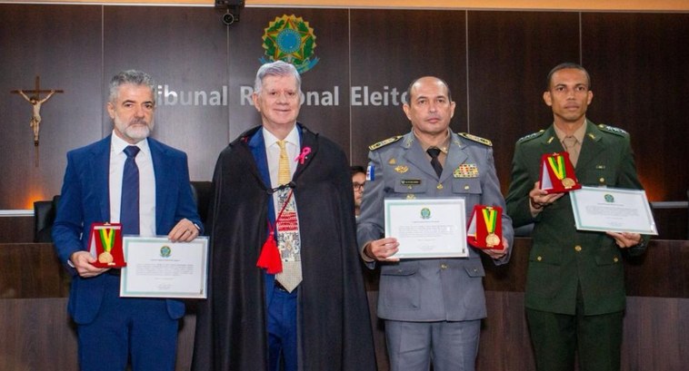 TRE/AL entrega medalha do Mérito Eleitoral a autoridades da Segurança Pública e ao presidente do Coptrel TRE/AL entrega medalha do Mérito Eleitoral a autoridades da Segurança Pública e ao presidente do...