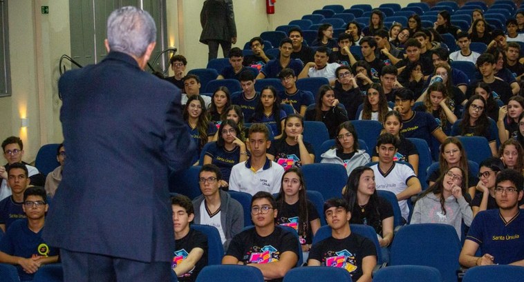 Escola Judiciária Eleitoral realiza palestra para alunos do Santa Úrsula
