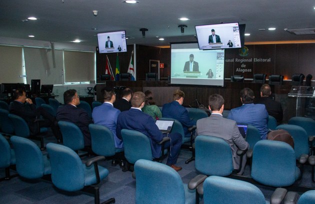 TRE-AL Juízes eleitorais participam de curso de aperfeiçoamento Juízes eleitorais participam de curso de aperfeiçoamento