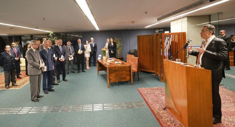 STF recebe lançamento de livro sobre ministro aposentado Néri da Silveira