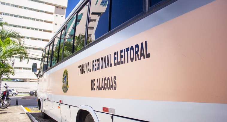 TRE-AL: ÔNIBUS TRE/AL realiza atendimento itinerante em Carneiros