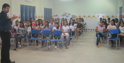 Estudantes de escola pública em Maceió participam de palestra sobre a importância do voto.