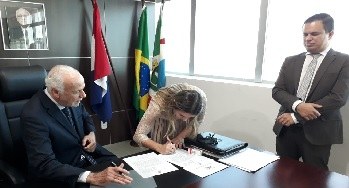 TRE-AL - Posse Jamile Coelho Des Substituta A assinatura do termo de posse se deu no gabinete da Presidência e contou com a presença de memb...