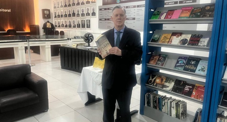 TRE-AL: PRESIDENTE Presidente prestigia troca de livros organizada pela biblioteca do TRE-AL