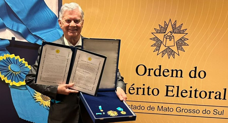 TRE-AL Presidente do TRE/AL, desembargador Klever Loureiro é condecorado com a Ordem do Mérito Eleitoral do TRE/MS Presidente do TRE/AL, desembargador Klever Loureiro é condecorado com a Ordem do Mérito Eleitora...
