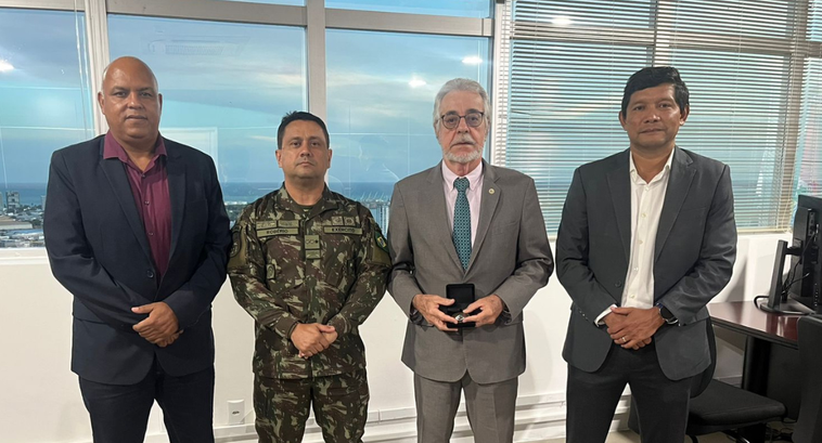 Durante visita institucional, presidente do TRE é agraciado com medalha do 59º BIMtz