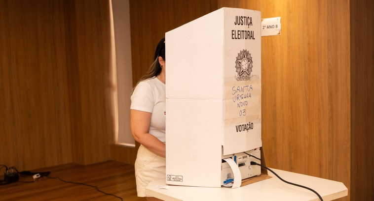 De acordo com os números, aproximadamente 95% dos votos registrados após as 17h ocorreram até as...