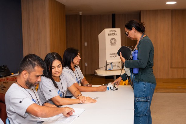 De acordo com os relatórios oficiais de totalização, 1.951.632 pessoas compareceram às urnas na ...
