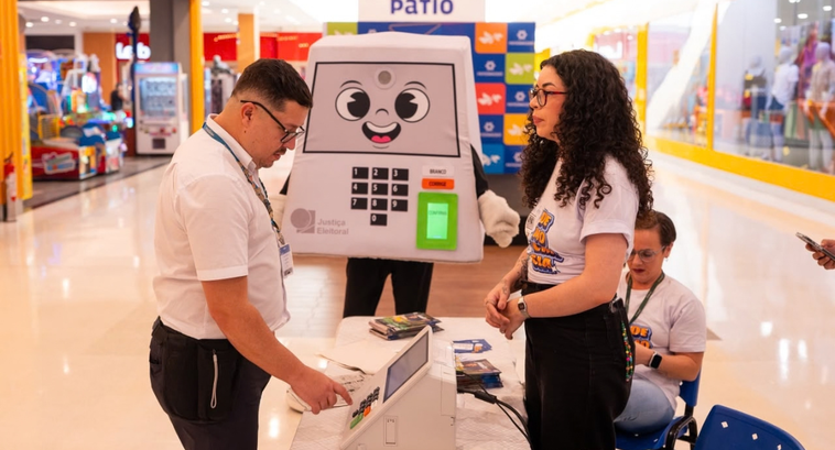 Durante a atividade, quem passou pelo local pôde utilizar a urna eletrônica para simular a votaç...
