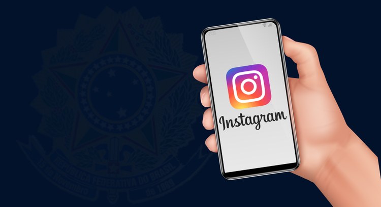 TRE-MT inova e intima parte pelo Instagram para retirada de propaganda eleitoral irregular; medida surtiu efeito imediato Imagem mostra ao fundo desfocado o brasão da justiça, mais a frente um vetor de uma mão segurand...